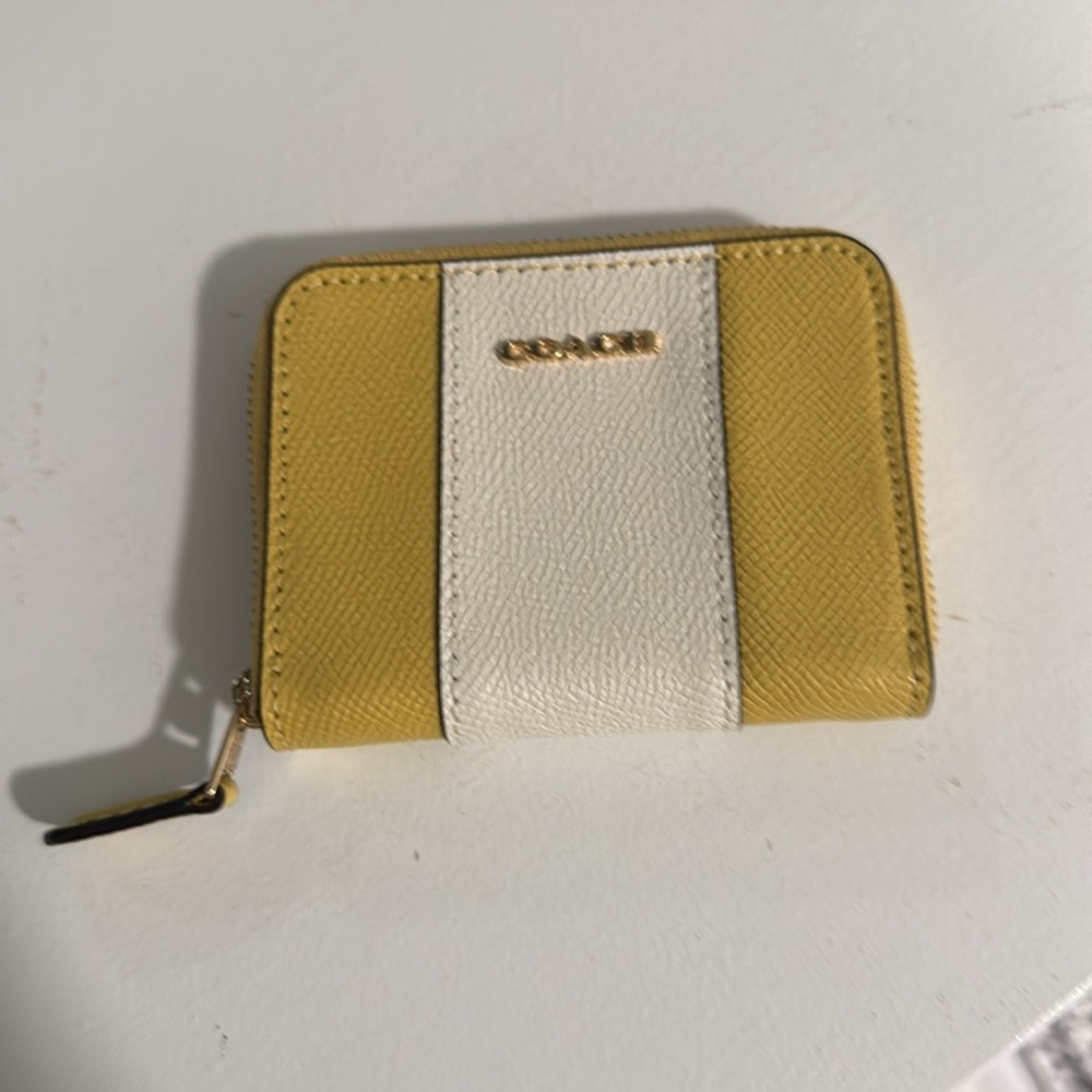 COACH MINI ZIP AROUND CARD CASE IN 
CROSSGRAIN LEATHER (COACH F68623)